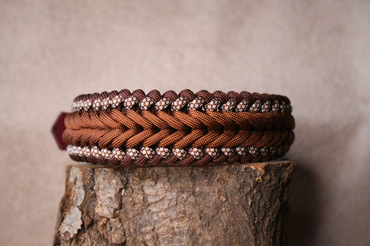 Detailaufnahme des Paracord-Halsbands in Brauntönen, Flechtart „Firefly“, zeigt das dichte, gleichmäßige Flechtmuster und hochwertige Verarbeitung.