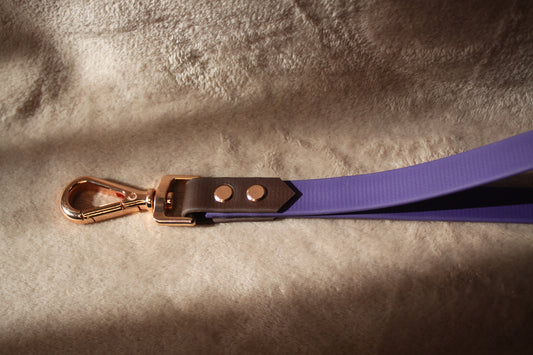 Detailaufnahme des Biothane® Kurzführers in Flieder mit brauner Nahtverstärkung und roségoldenem Karabiner – robust & hochwertig verarbeitet.