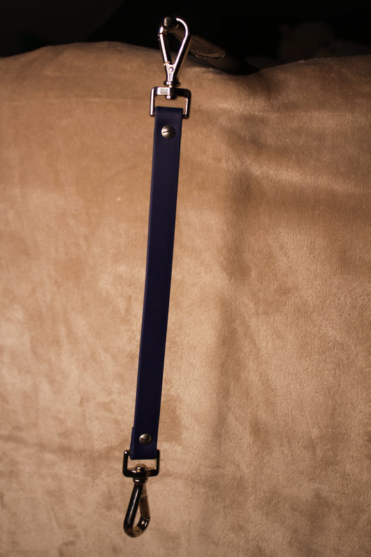 Biothane® Sattelriemen in Dunkelblau mit silbernen Beschlägen – individuell konfigurierbarer Sicherheitsriemen für den Sattel von Pama.