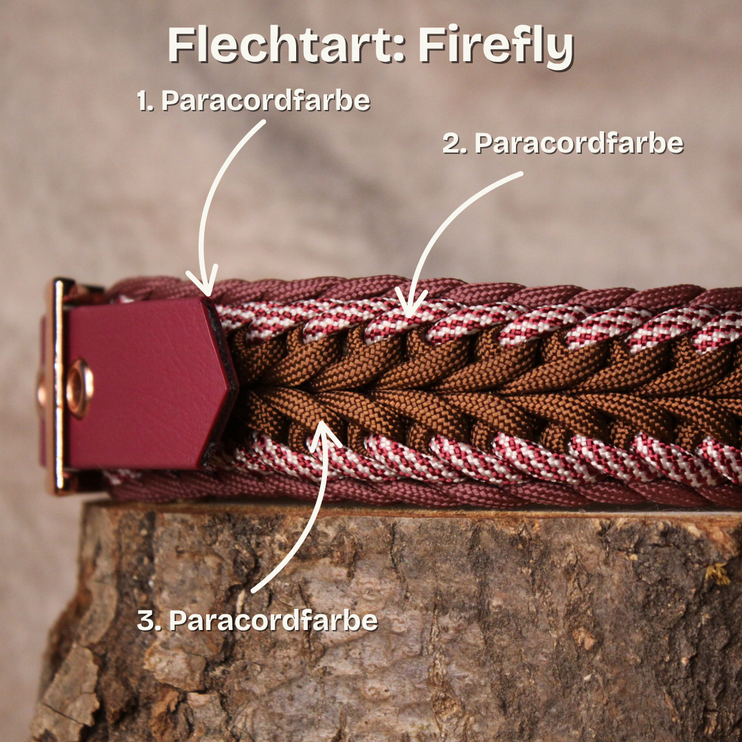 Flechtart „Firefly“ – Nahaufnahme mit Beschriftung der drei Paracordfarben und Biothane®-Adapter in Bordeaux, ideal zur Farbauswahl und Individualisierung.