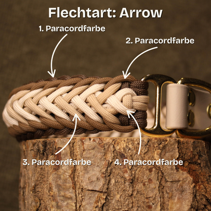 Flechtart „Arrow“ – Paracord-Halsband in Beige- und Brauntönen, zeigt vier Paracordfarben mit markierter Flechtrichtung und goldenem Messingverschluss.