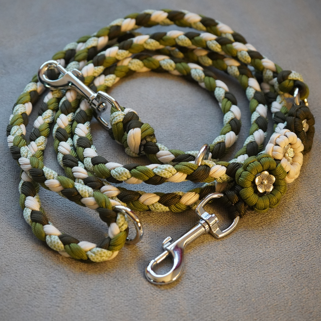 Handgefertigte Paracord Hundeleine in Oliv-, Creme- und Grüntönen mit Edelstahl-Karabinern – robust, wetterfest und individuell konfigurierbar von Pama.
