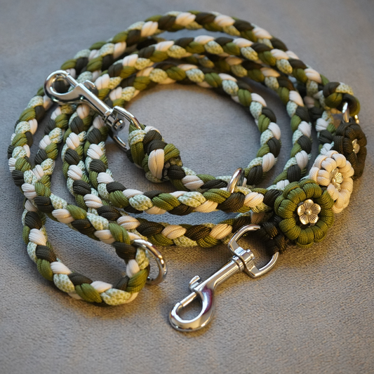 Handgefertigte Paracord Hundeleine in Oliv-, Creme- und Grüntönen mit Edelstahl-Karabinern – robust, wetterfest und individuell konfigurierbar von Pama.