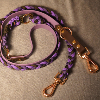 Handgefertigte Biothane® + Paracord Hundeleine in Lila, Braun und Oliv mit Roségold-Beschlägen – stilvolle, wetterfeste Leine von Pama.