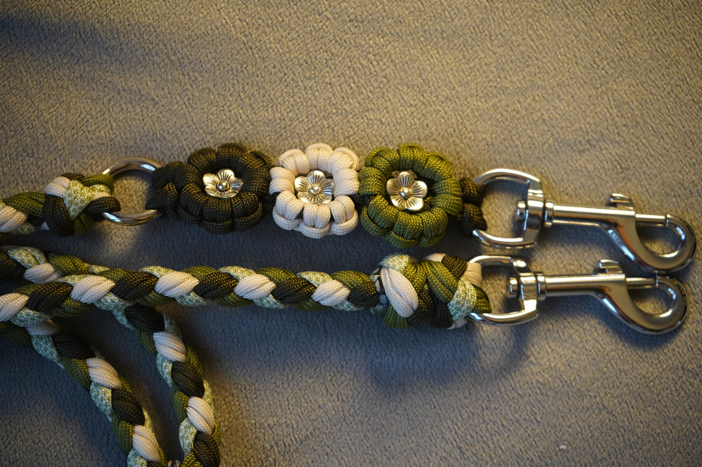 Nahaufnahme der Paracord Hundeleine mit drei dekorativen Paracord-Blumen und silbernen Beschlägen – liebevoll handgefertigtes Hundezubehör von Pama.