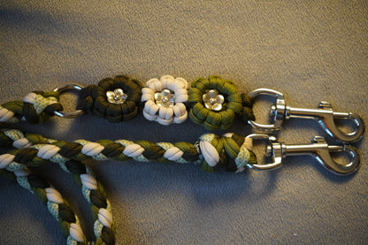Nahaufnahme der Paracord Hundeleine mit drei dekorativen Paracord-Blumen und silbernen Beschlägen – liebevoll handgefertigtes Hundezubehör von Pama.