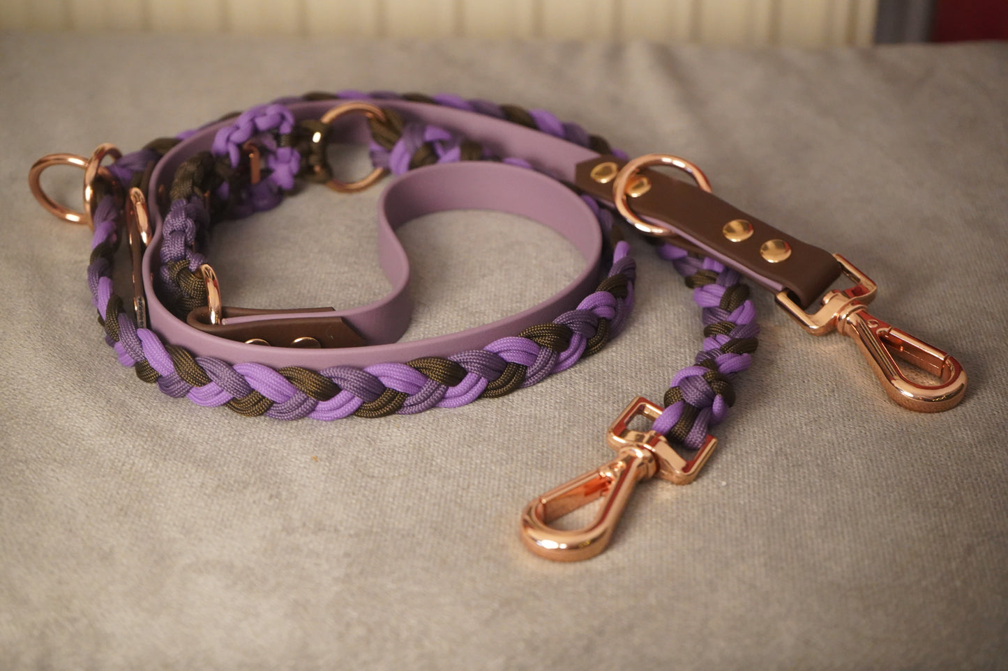 Paracord-Biothane® Hundeleine in Flieder und Olive mit edlen Roségold-Karabinern – individuell konfigurierbares Hundezubehör von Pama.