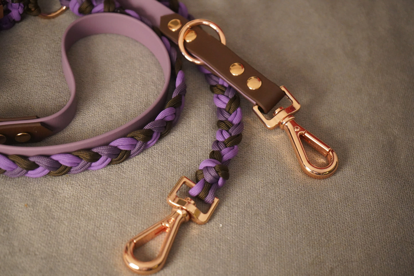 Detailaufnahme der Biothane® + Paracord Hundeleine – handgefertigt in Lila und Braun mit glänzenden Roségold-Beschlägen von Pama.