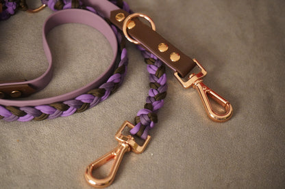 Detailaufnahme der Biothane® + Paracord Hundeleine – handgefertigt in Lila und Braun mit glänzenden Roségold-Beschlägen von Pama.