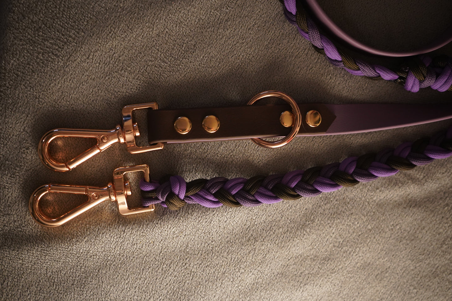 Nahaufnahme der Karabiner und Flechtung einer Paracord-Biothane® Hundeleine – hochwertige Handarbeit mit Roségold-Details von Pama.